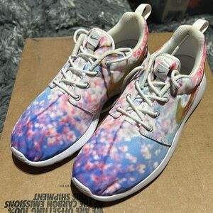 Nike womens roshe run size 7.5 cherry blossom white blue pink floral like new
